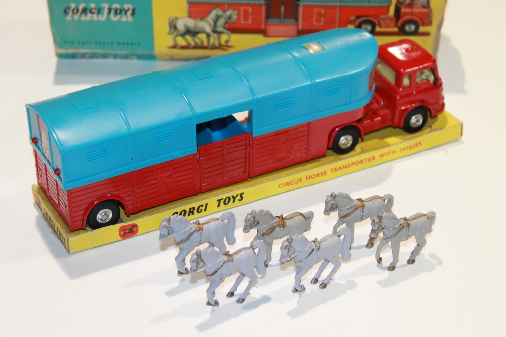 BEDFORD TK TRANSPORT DE CHEVAUX CHIPPERFIELD CORGI 1/50°