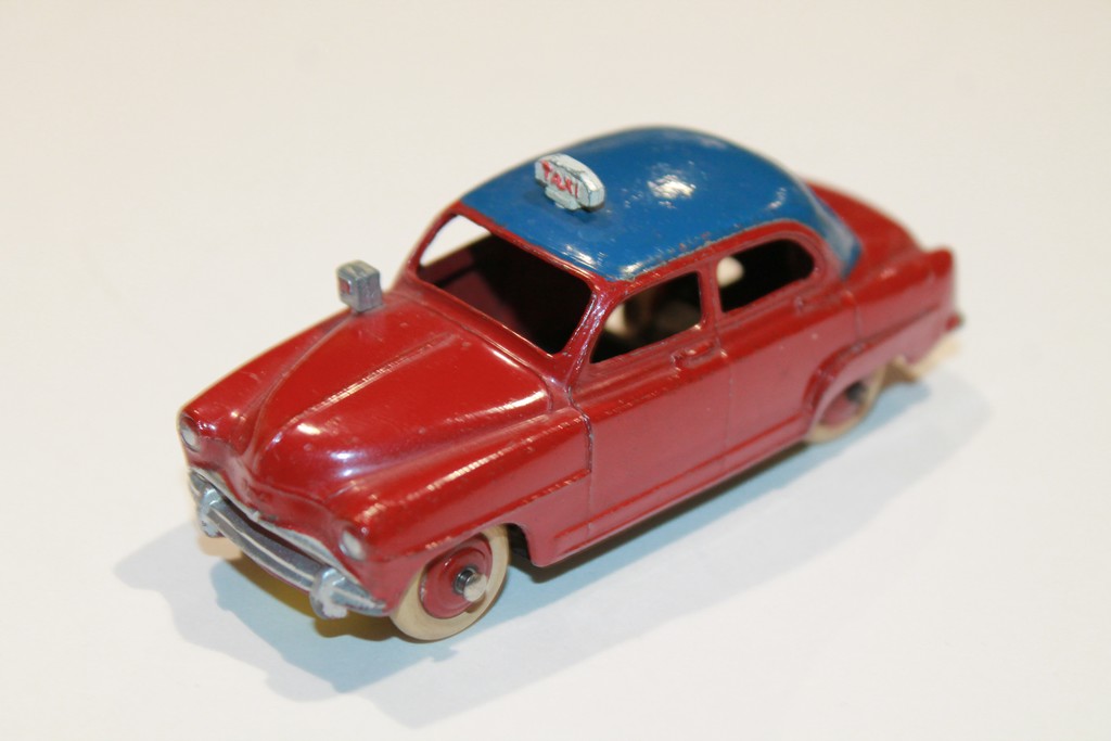 SIMCA ARONDE TAXI DINKY TOYS 24U