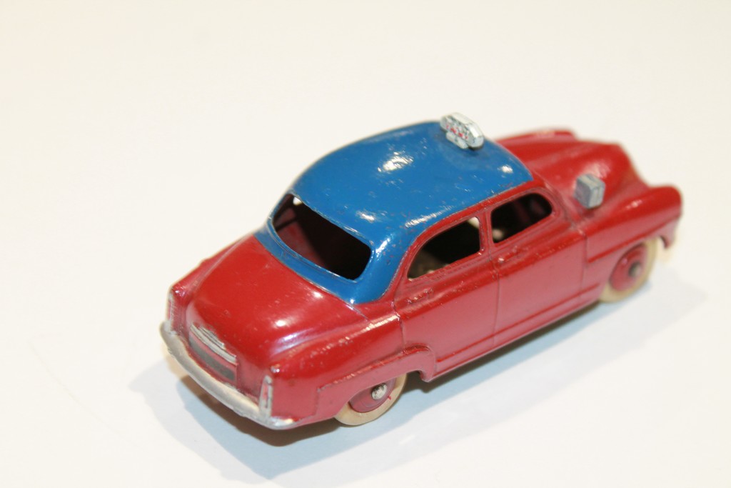 SIMCA ARONDE TAXI DINKY TOYS 24U