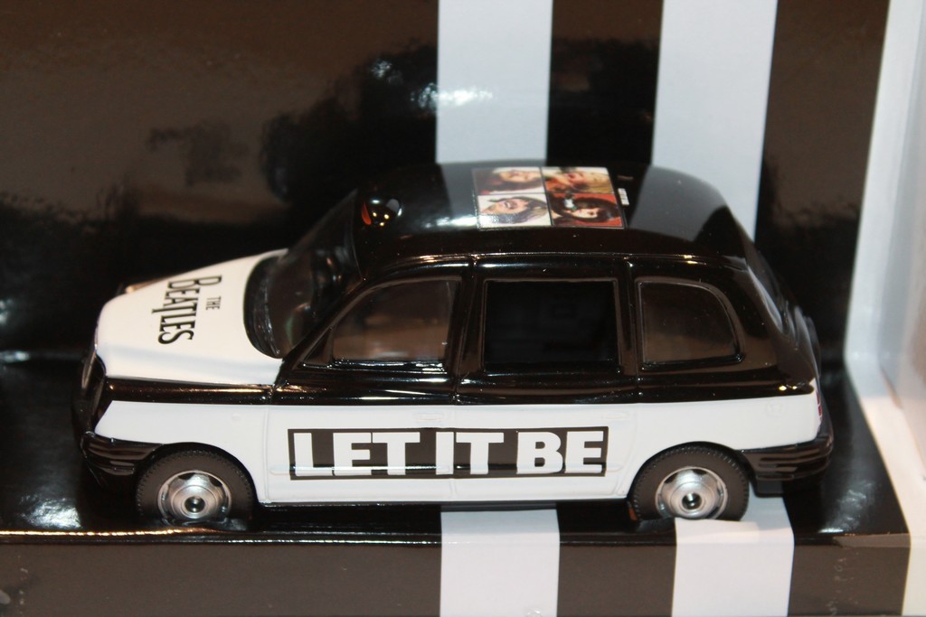 LONDON TAXI THE BEATLES LET IT BE CORGI 1/36°