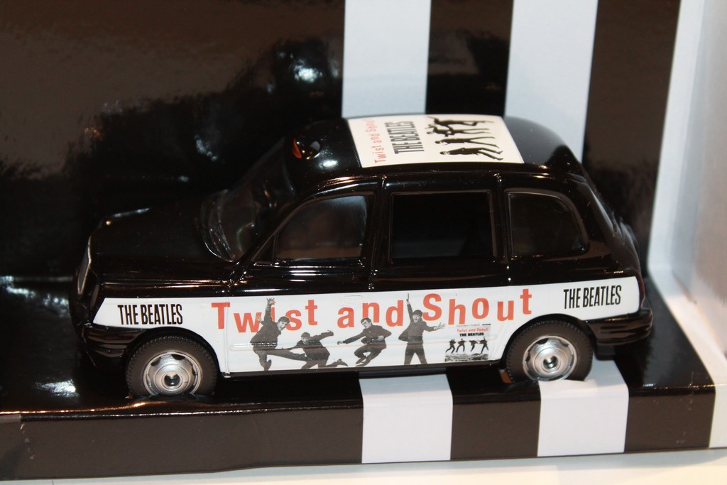 LONDON TAXI THE BEATLES TWIST AND SHOUT CORGI 1/36°