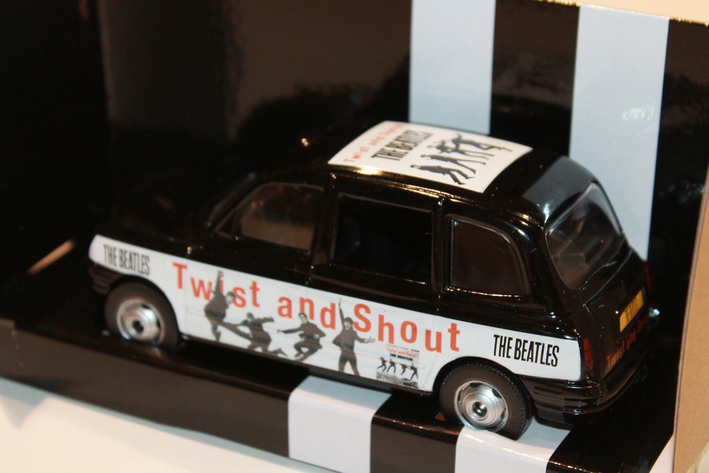 LONDON TAXI THE BEATLES TWIST AND SHOUT CORGI 1/36°