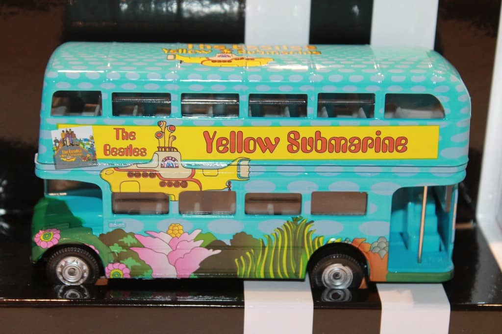 LONDON BUS THE BEATLES YELLOW SUBMARINE CORGI 1/64°