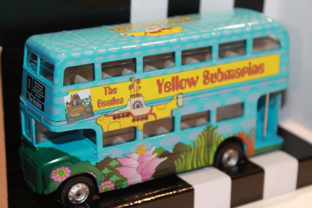 LONDON BUS THE BEATLES YELLOW SUBMARINE CORGI 1/64°
