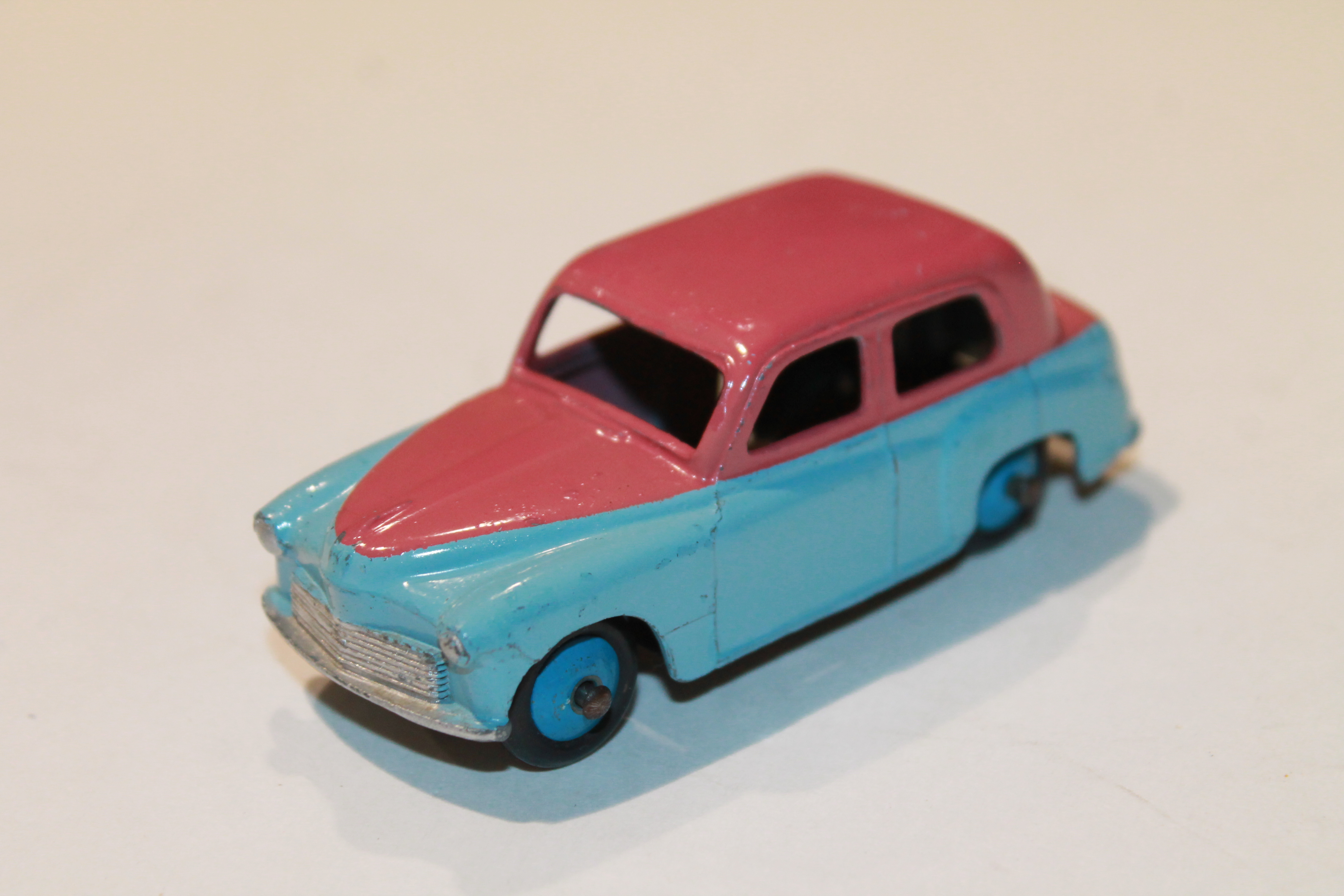 HILLMAN MINX ROSE/BLEU DINKY TOYS 1/43°