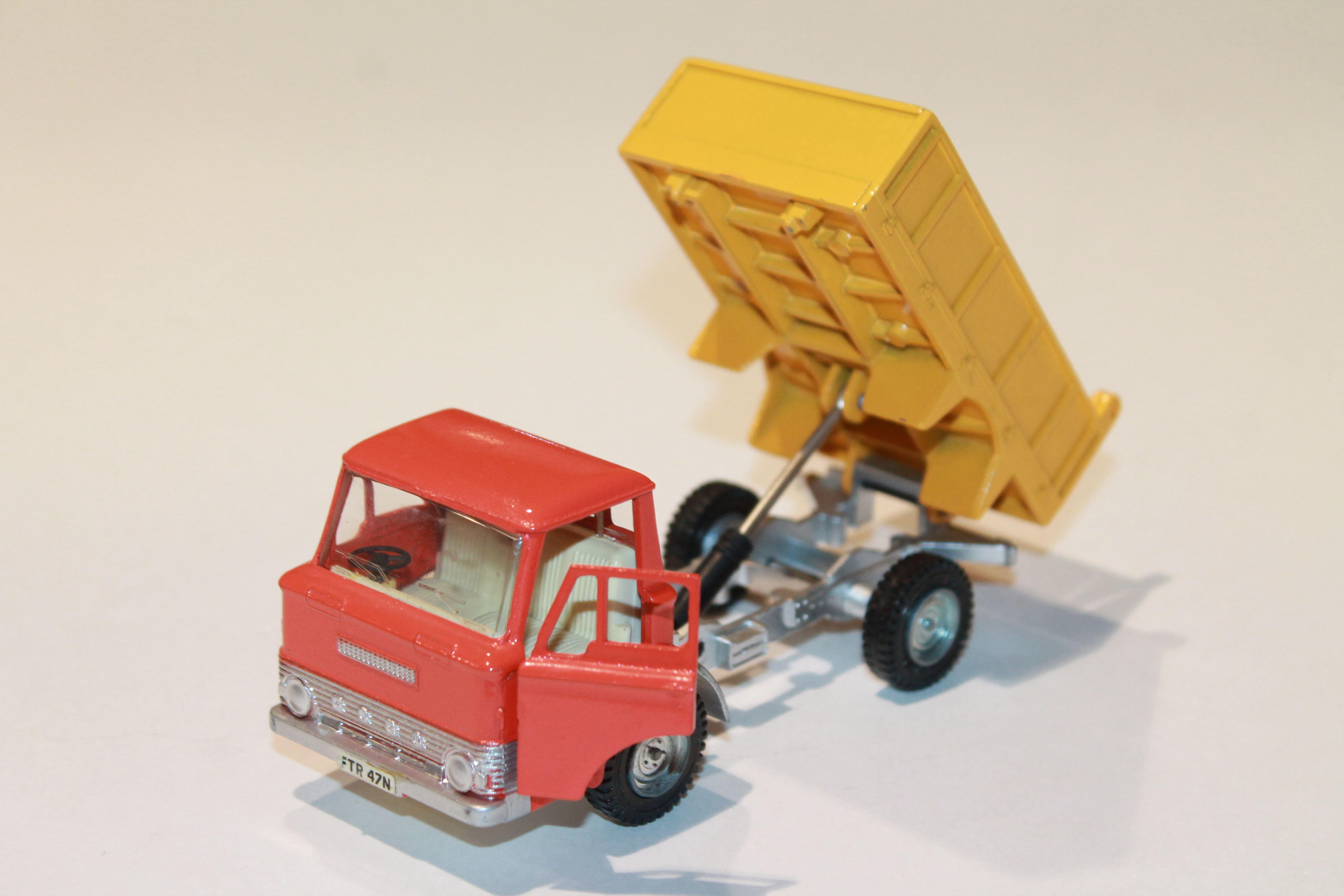 PETIT CAMION BENNE BORDEAUX/JAUNE DINKY TOYS 1/43°