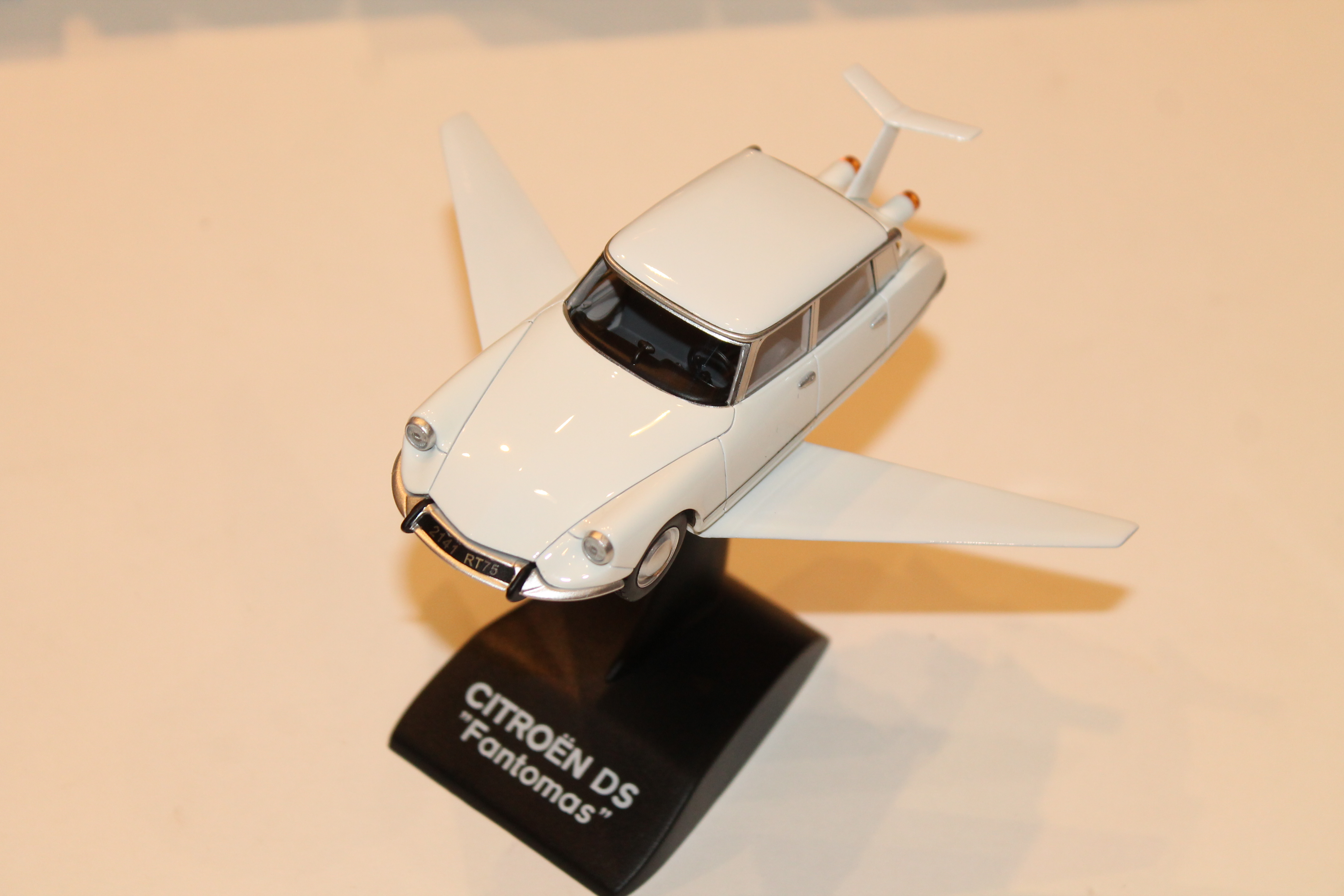 VOITURE DU FILM FANTOMAS EN COFFRET, SUR SON SOCLE