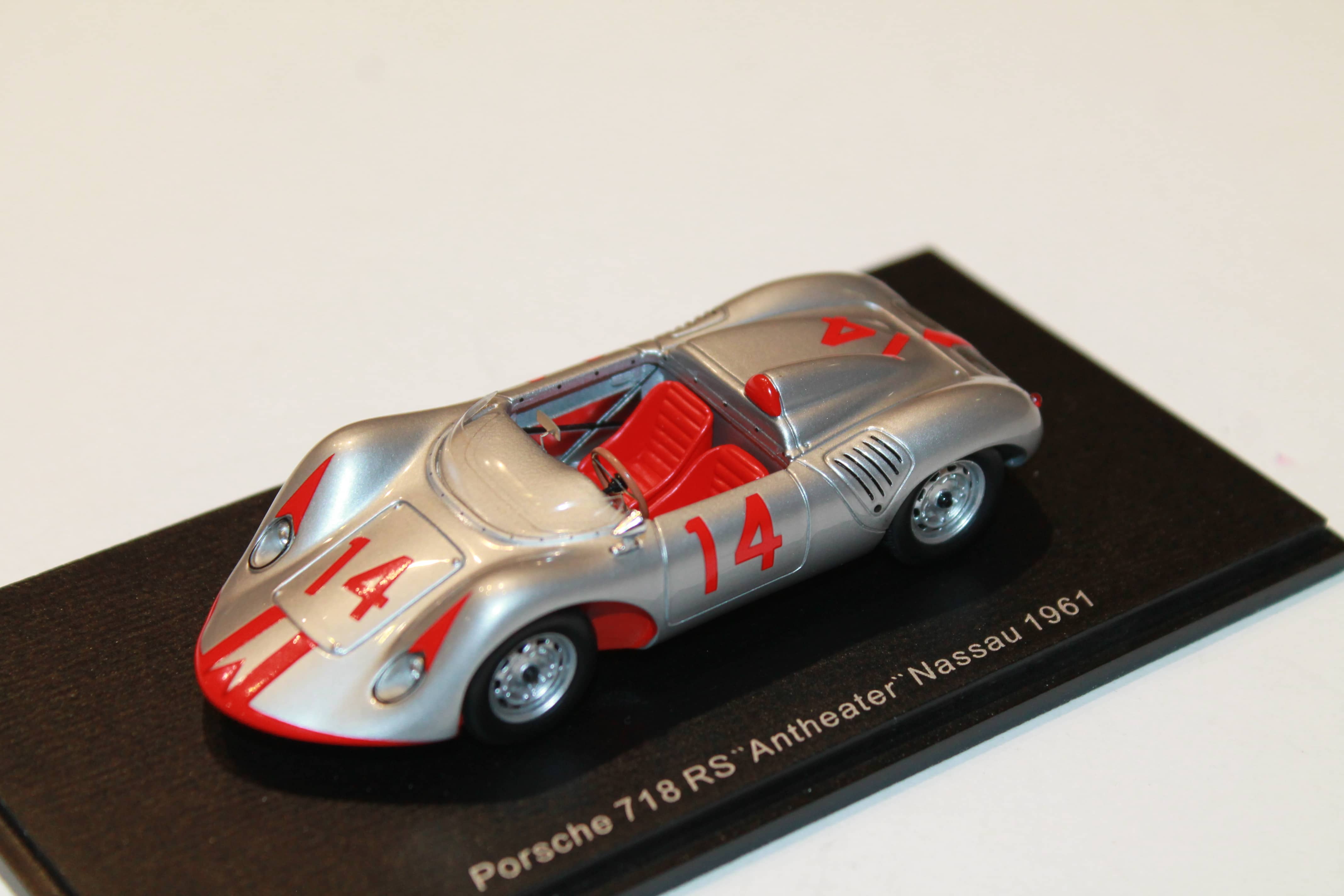 XVOITURE N°14 DE LA COURSE DE NASSAU  LA PARTICULARITE DU MODELE VIENT DE SON AVANT, RESSEMBLANT A UN FOURMILIER (ANTHEATER EN ANGLAIS)