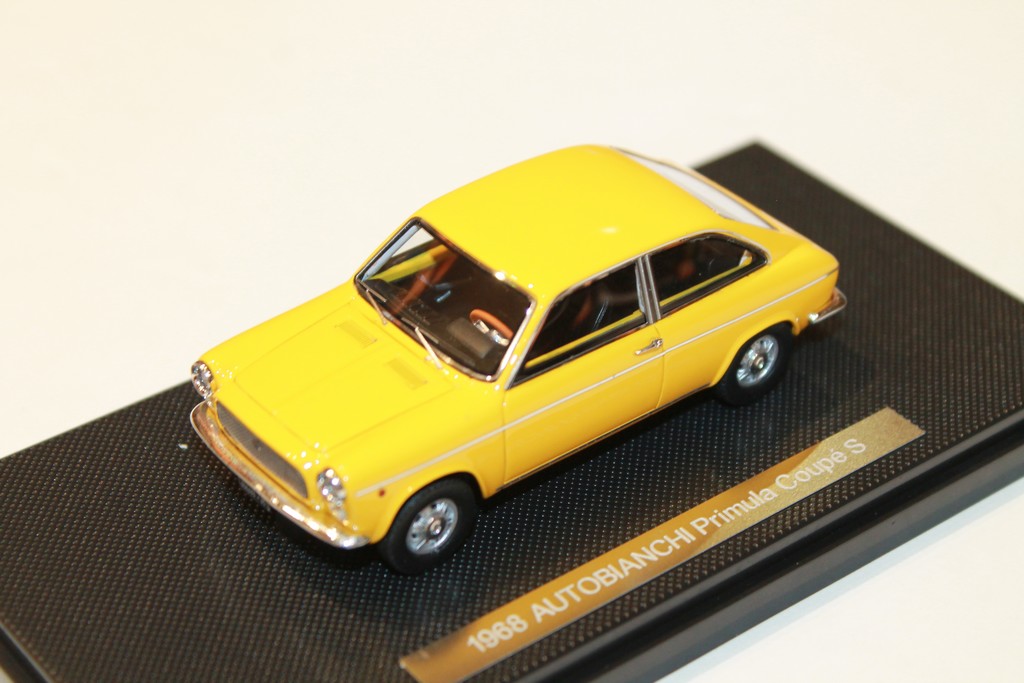 COUPE DEUX PORTES JAUNE DE LA FIN DES ANNEES 60