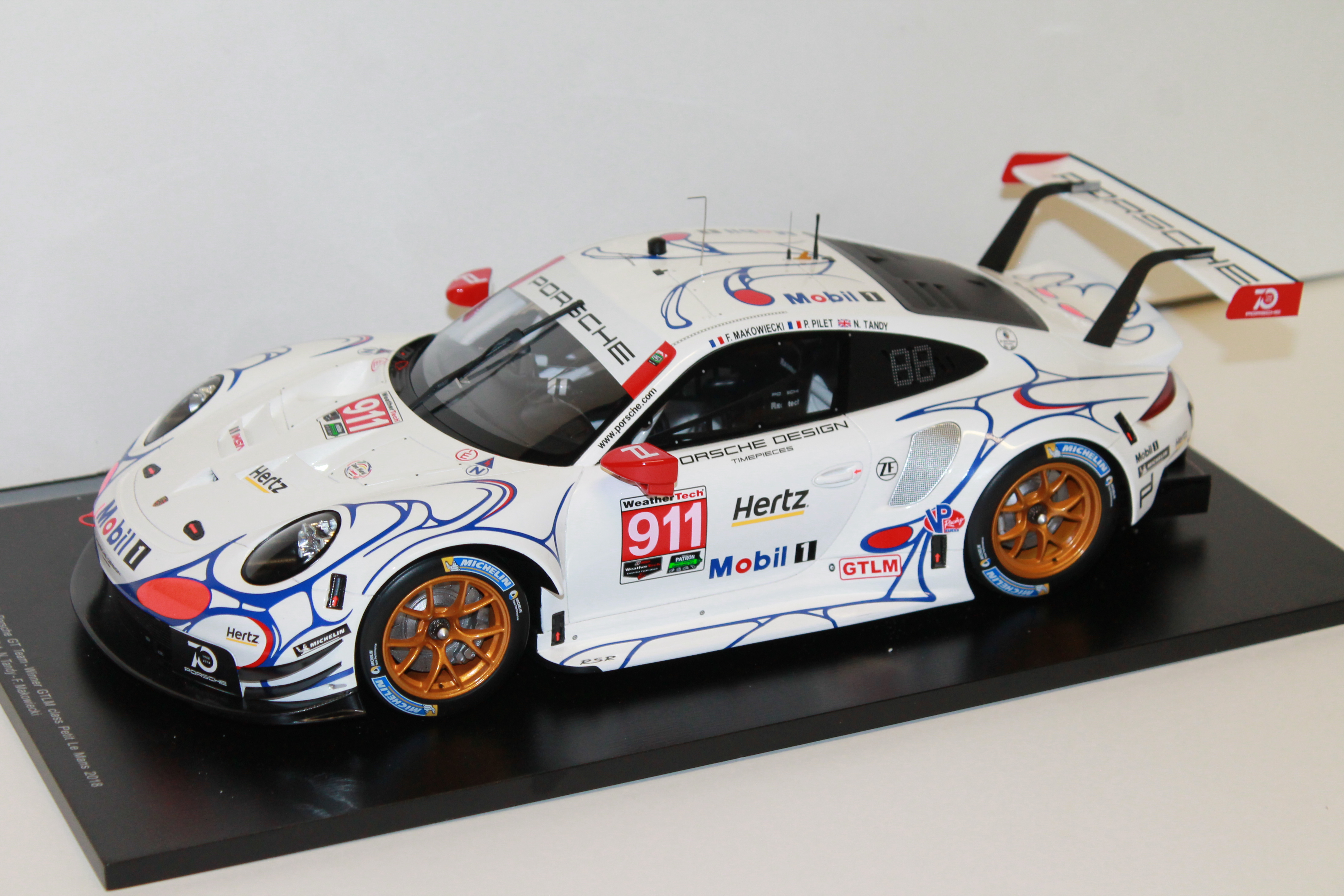 VOITURE DECOREE EN HOMMAGE A LA PORSCHE GT1 VAINQUEURE DES 24 HEURES DU MANS 1998