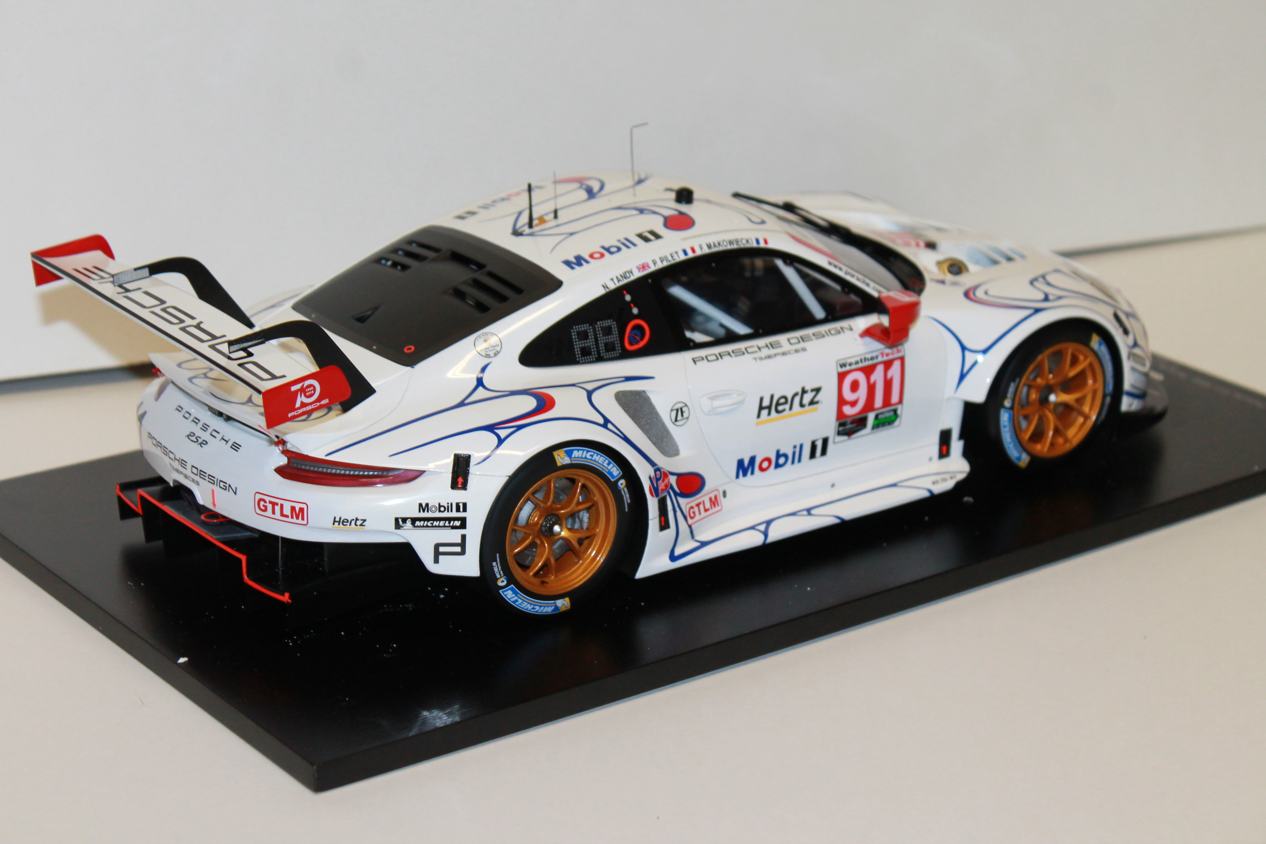 VOITURE DECOREE EN HOMMAGE A LA PORSCHE GT1 VAINQUEURE DES 24 HEURES DU MANS 1998