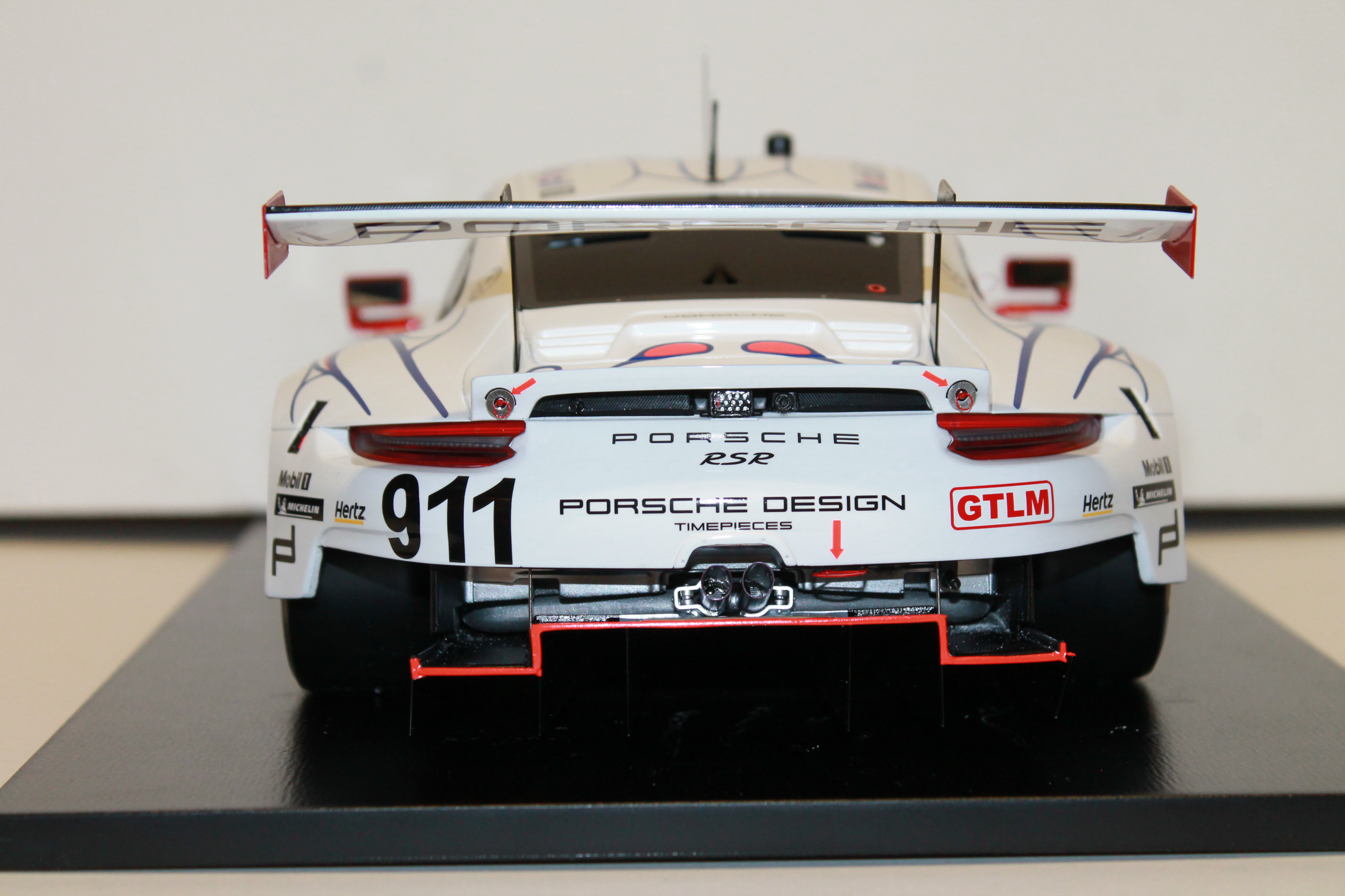 VOITURE DECOREE EN HOMMAGE A LA PORSCHE GT1 VAINQUEURE DES 24 HEURES DU MANS 1998