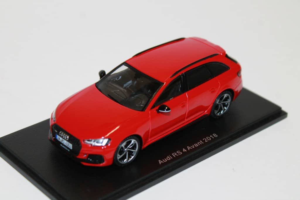 AUDI RS4 AVANT ROUGE 2018 SPARK 1/43°