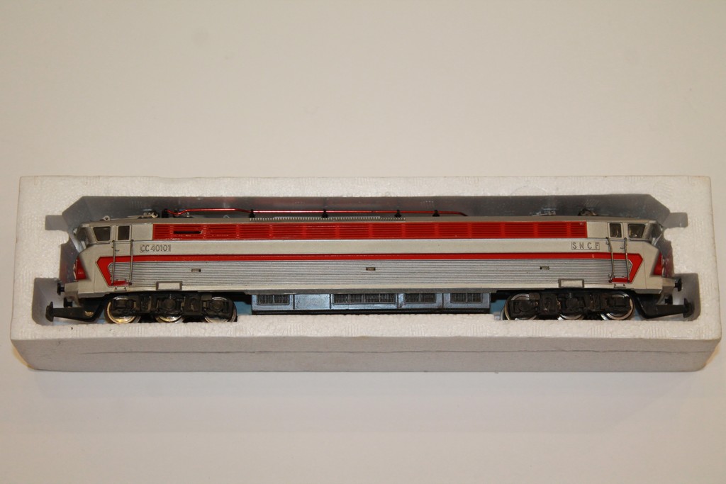 JOUETS ANCIENS DES ANNEES 70/80, TRES BON ETAT  LOCOMOTIVE ELECTRIQUE
