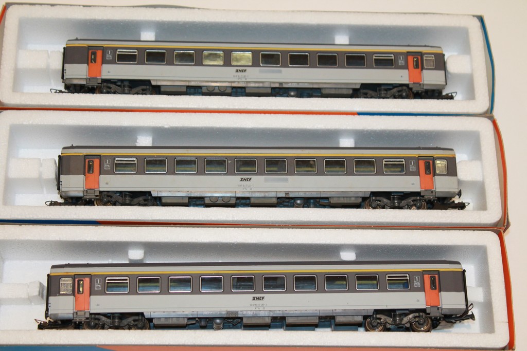 JOUETS ANCIENS DES ANNEES 70/80, TRES BON ETAT  LOT CONTENANT 3 WAGONS PASSAGERS DE 1ERE CLASSE  CHAQUE JOUET EST FOURNI AVEC SA BOITE D'ORIGINE