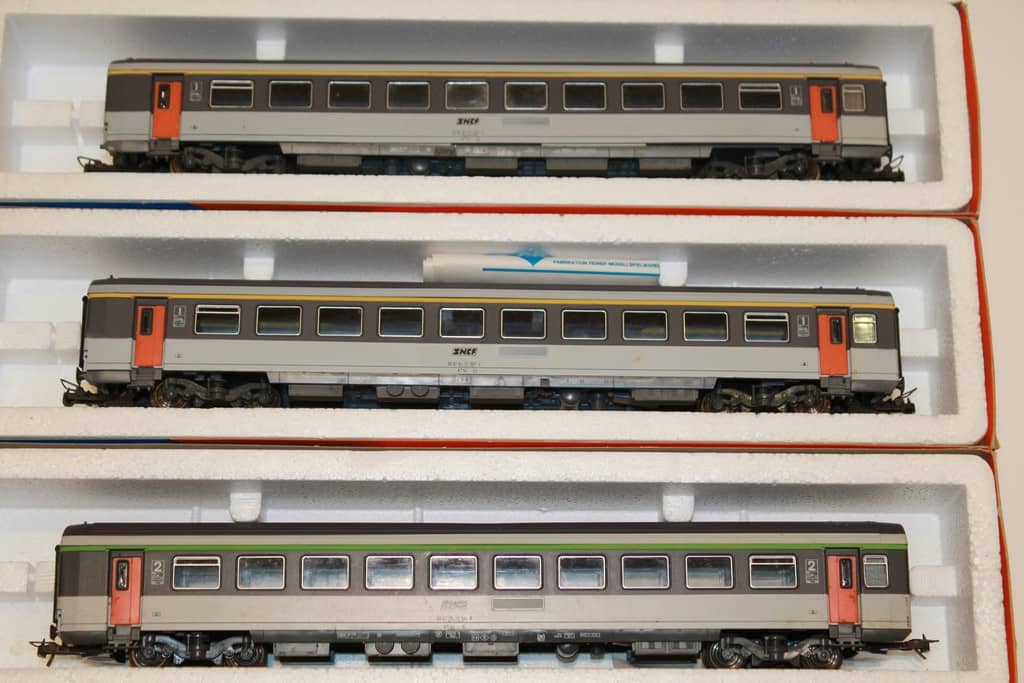 JOUETS ANCIENS DES ANNEES 70/80, TRES BON ETAT LOT CONTENANT 3 WAGONS PASSAGERS REF N°4236G (x2), ET N°4237A