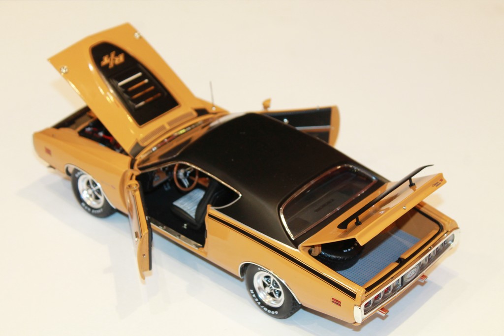 AMERICAN MUSCLE CAR, TOUTES PARTIES OUVRANTES, DETAILS MOTEUR