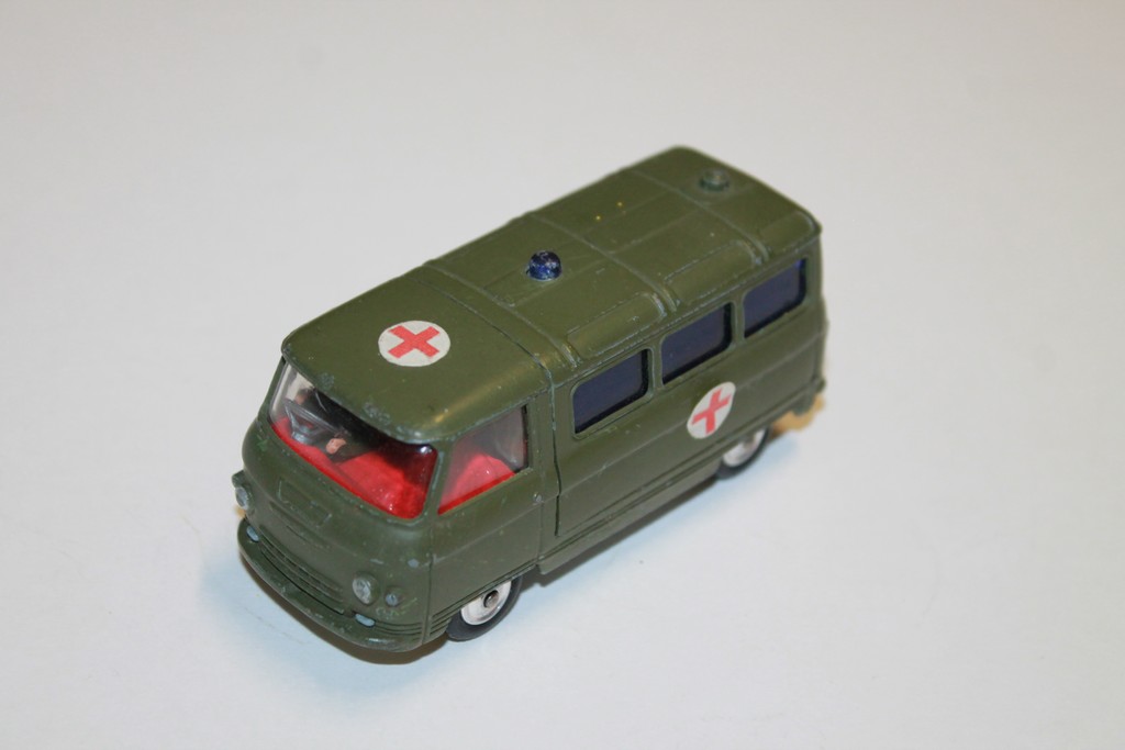 COMMER 3/4 TON CHASSIS AMBULANCE CORGI TOYS 1/43°