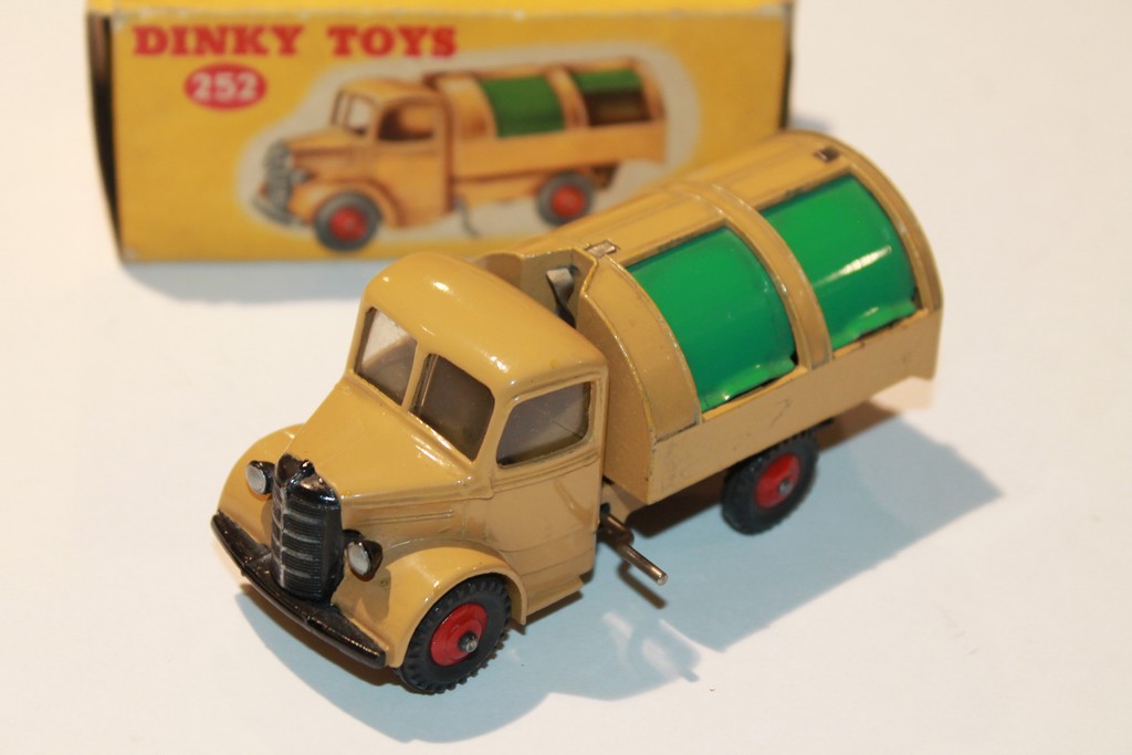 BEDFORD REFUSE WAGON DINKY TOYS 1/43°