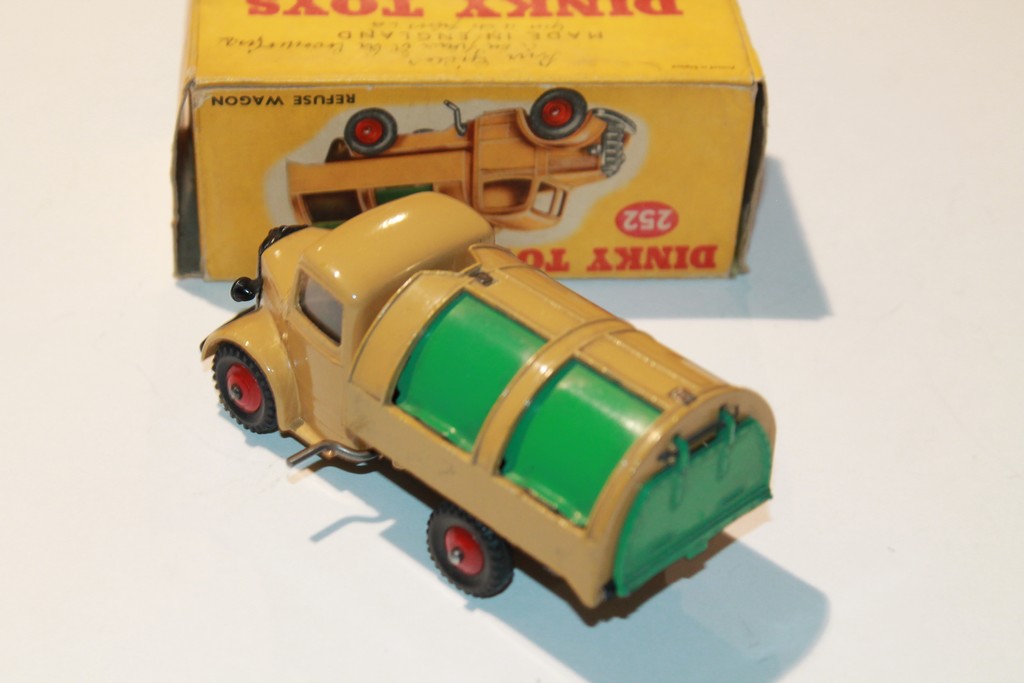 BEDFORD REFUSE WAGON DINKY TOYS 1/43°