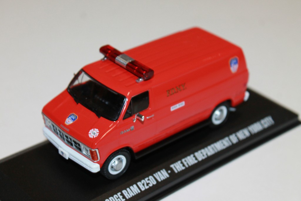 DODGE RAM B250 VAN POMPIERS NY 1983 GREENLIGHT 1/43°