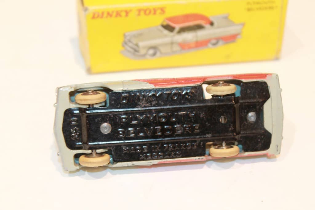 Plymouth Belvedere Ancienne Dinky Toys France 1/43 écaillée