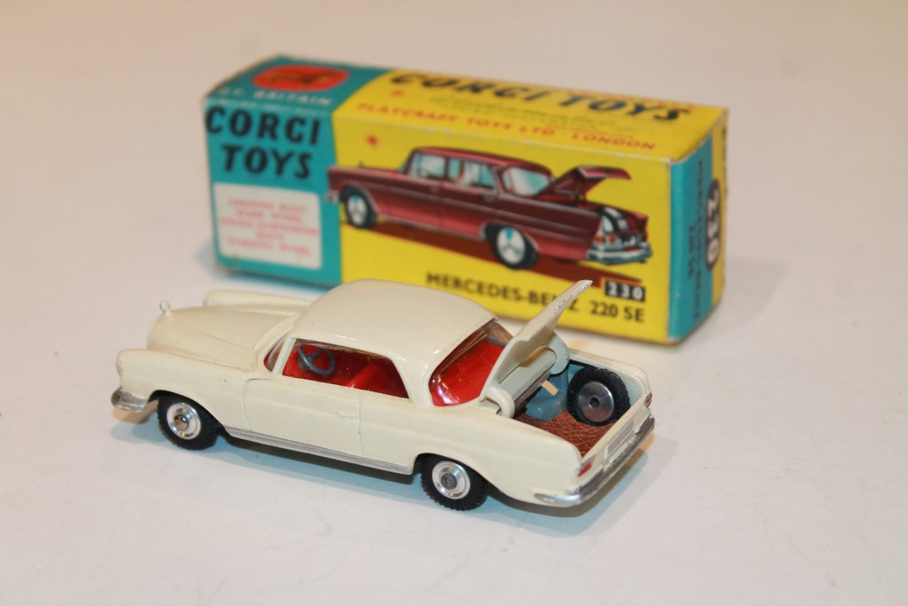 MERCEDES BENZ 220 SE BLANCHE CORGI TOYS 1/43°