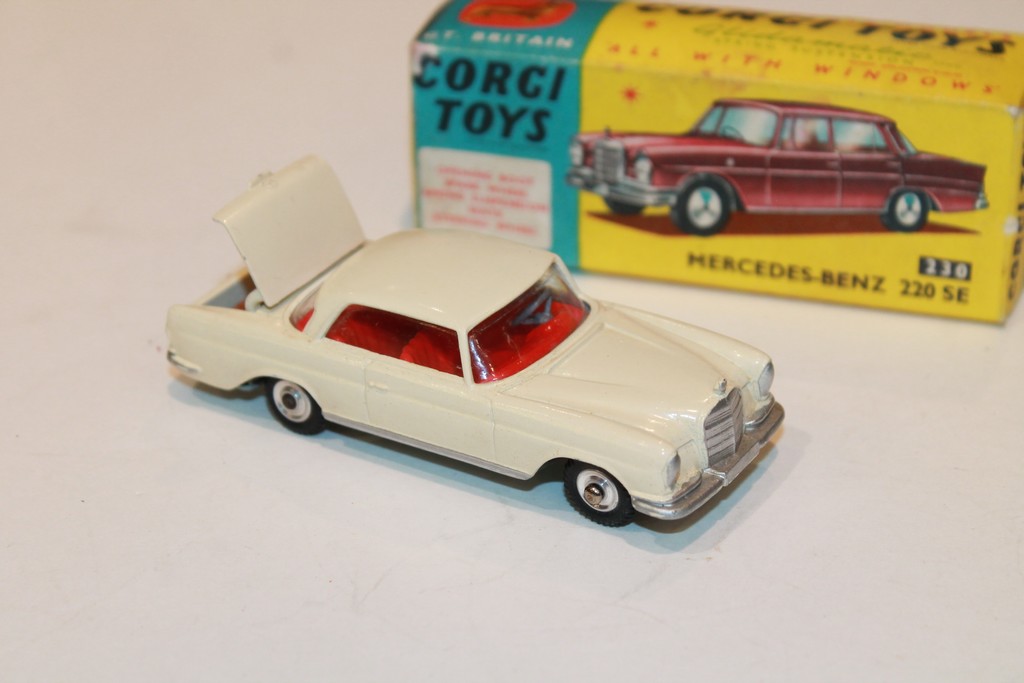 MERCEDES BENZ 220 SE BLANCHE CORGI TOYS 1/43°
