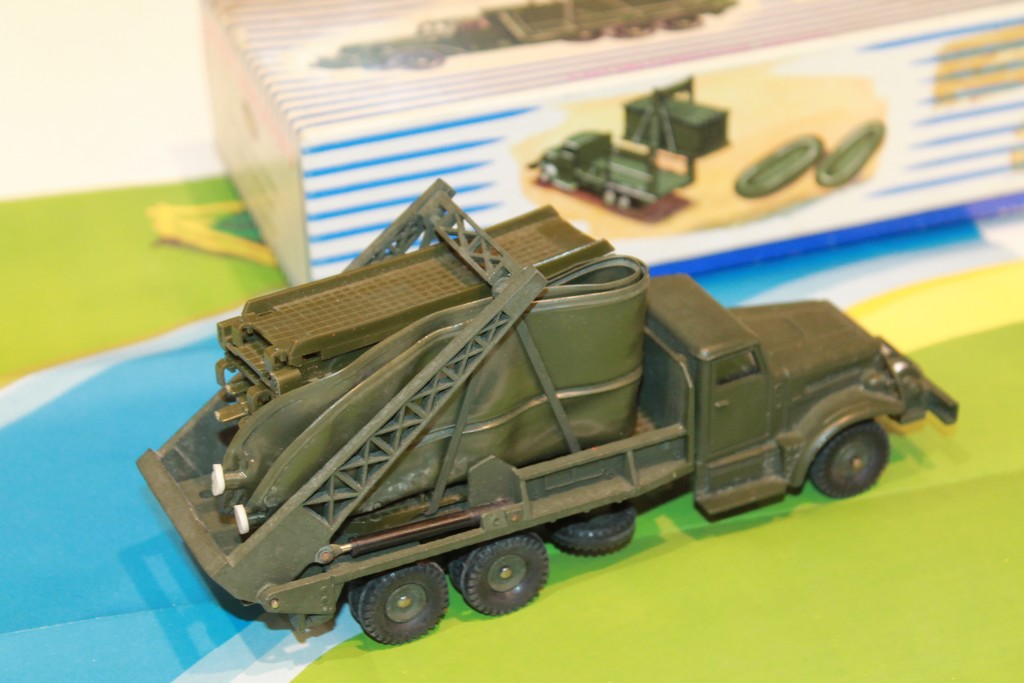 CAMION MILITAIRE BROCKWAY AVEC PONT DE BATEAUX DINKY TOYS 1/43°