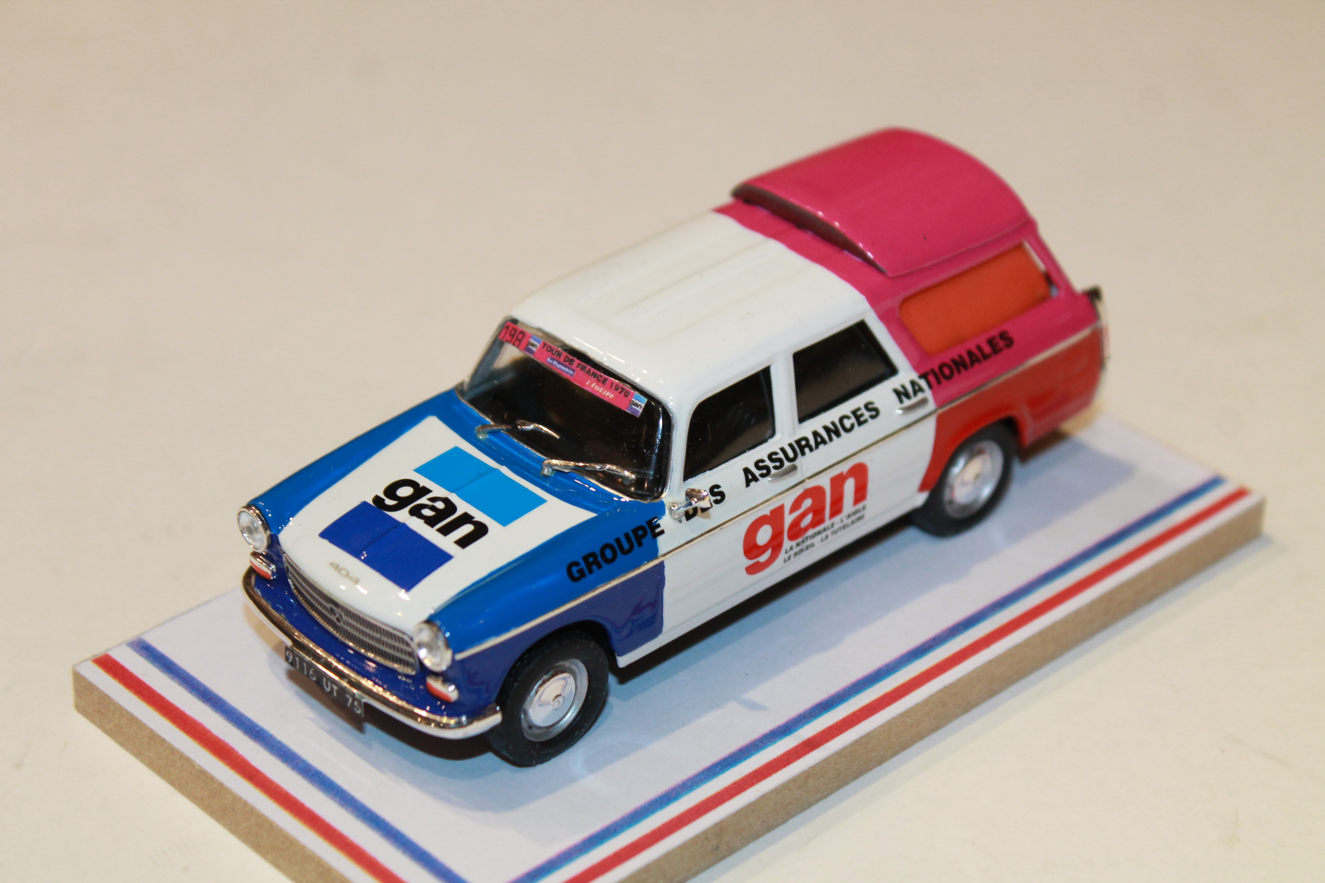 PEUGEOT 404 BREAK GAN CARAVANE PUB 1970 AUTORECLAME 1/43°