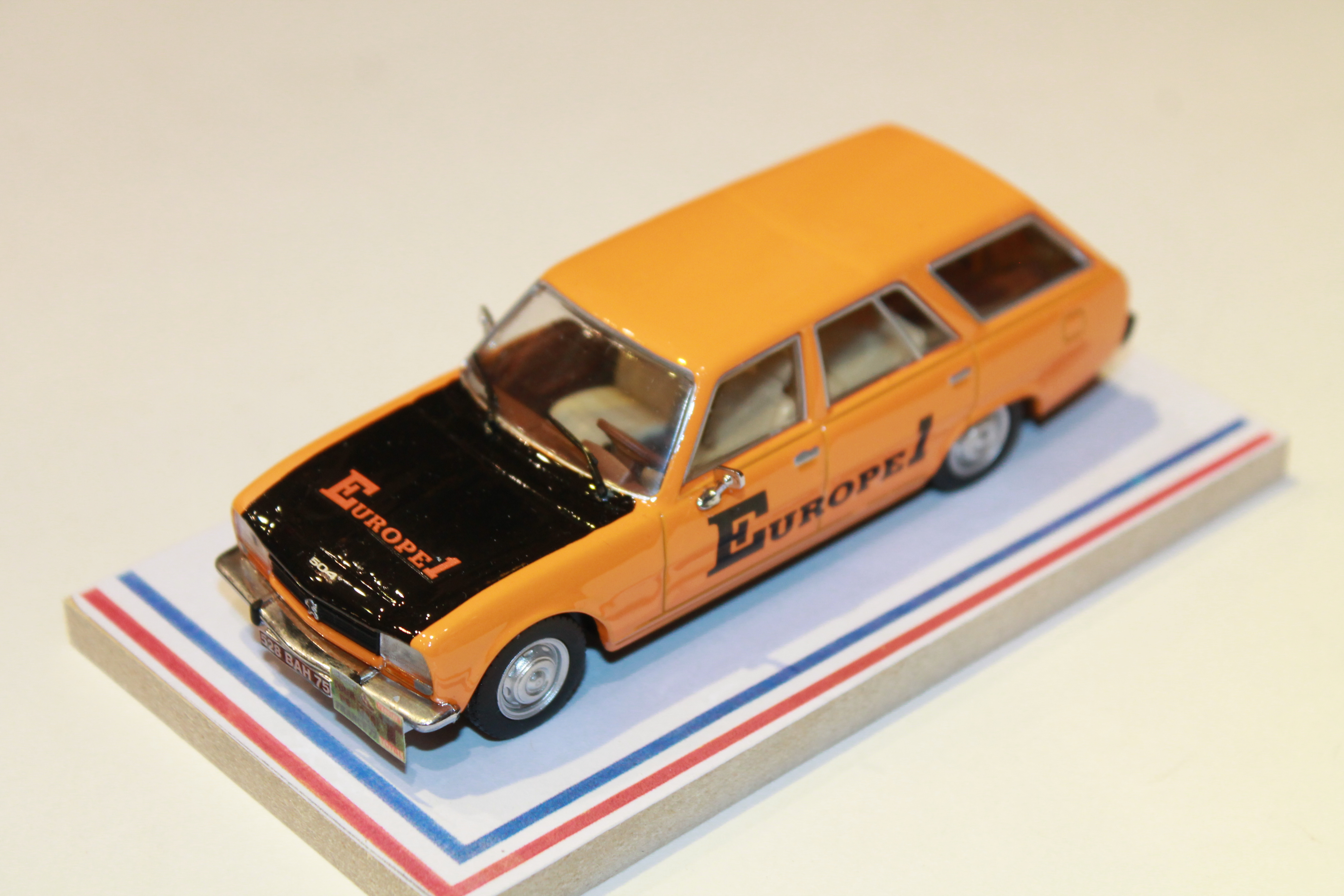 PEUGEOT 504 BREAK EUROPE 1 TDF 1977 AUTORECLAME 1/43°