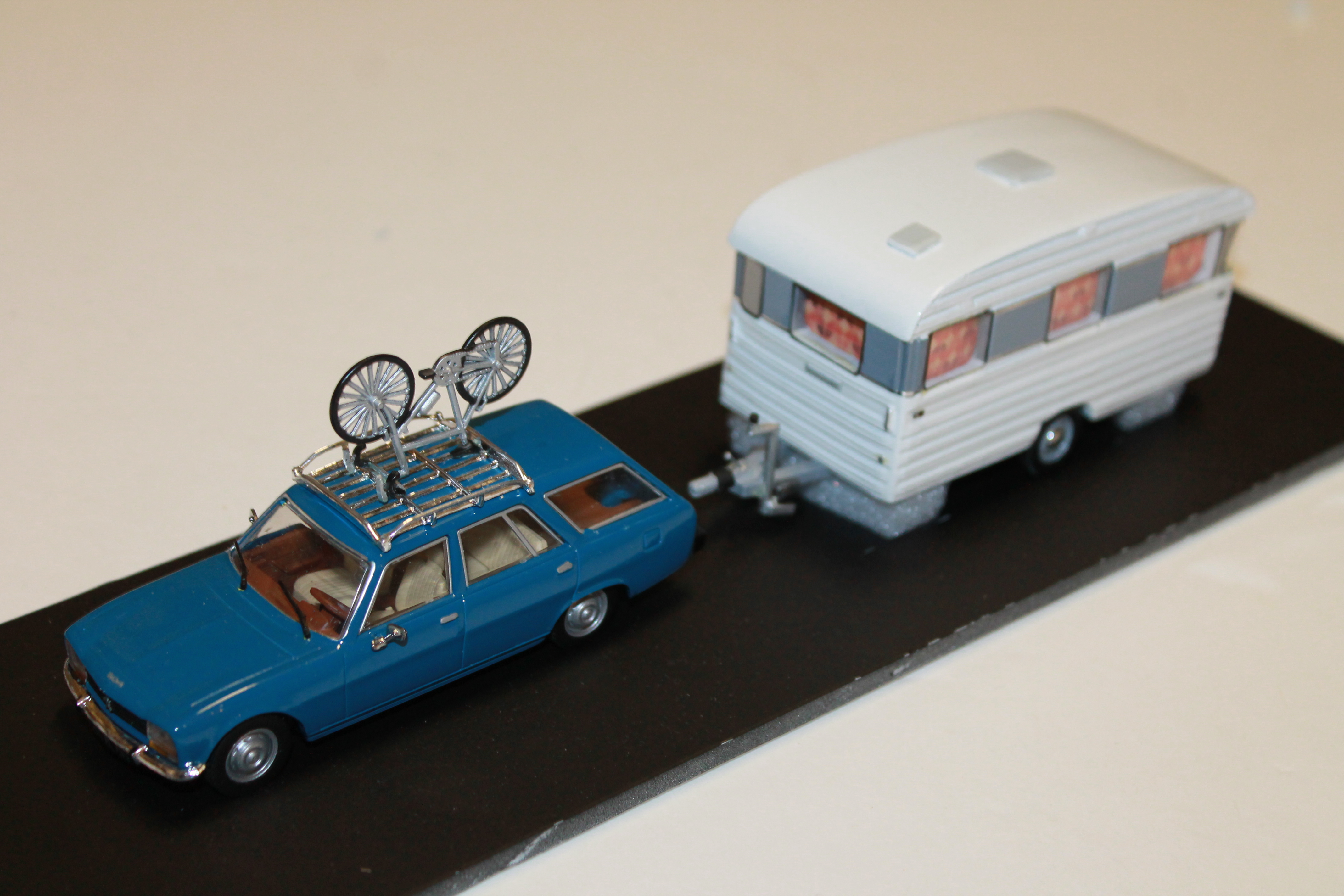 PEUGEOT 504 BLEU + CARAVANE DIGUE BARONETTE GT 1970