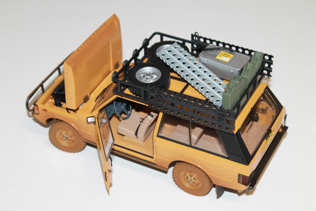LAND ROVER "CAMEL TROPHY" DIRTY VERSION 1982 ALMOST REAL 1/18°
