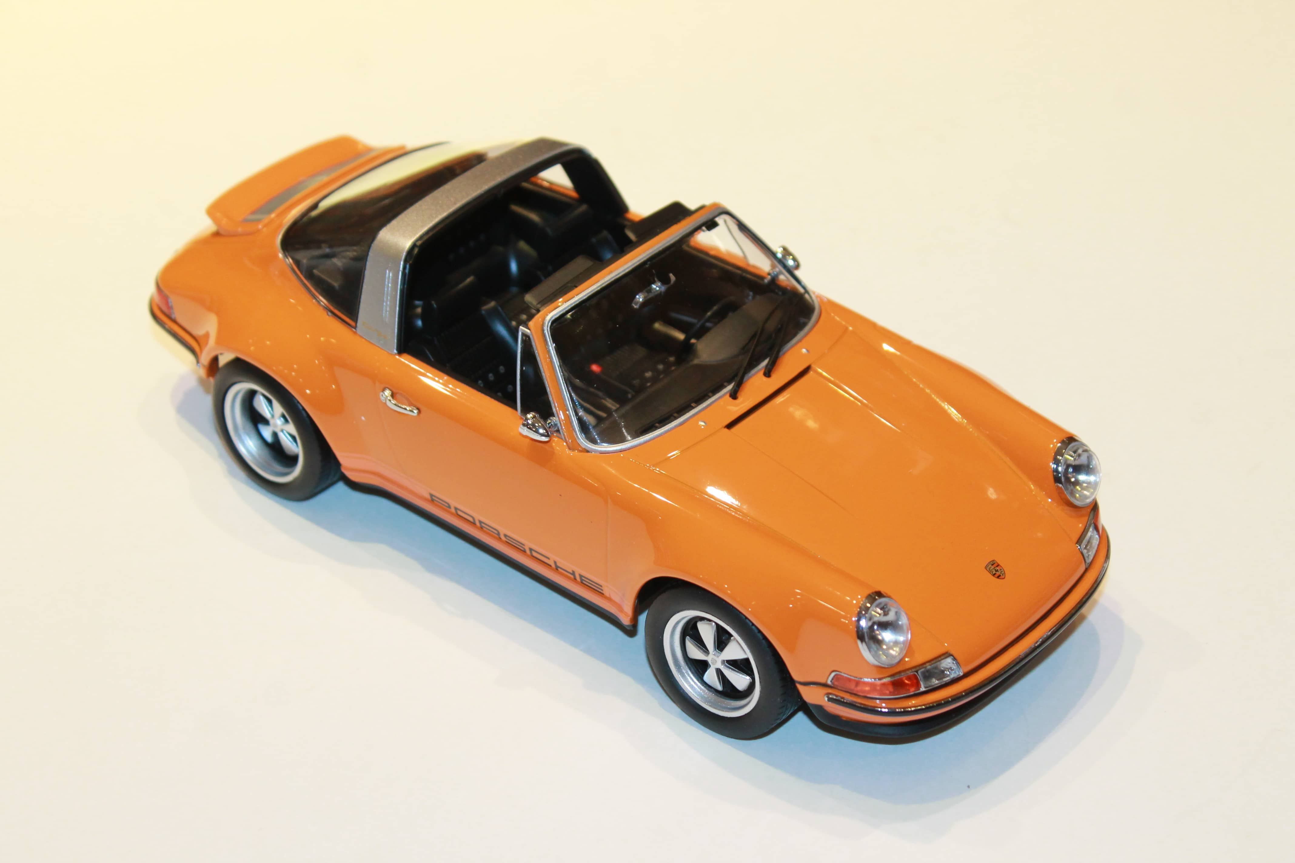 Modèle Réduit Porsche 911 Targa Singer à L'échelle 1:18 - Couleur Orange, Détaillé, Boîte Incluse, Référence KKDC180472