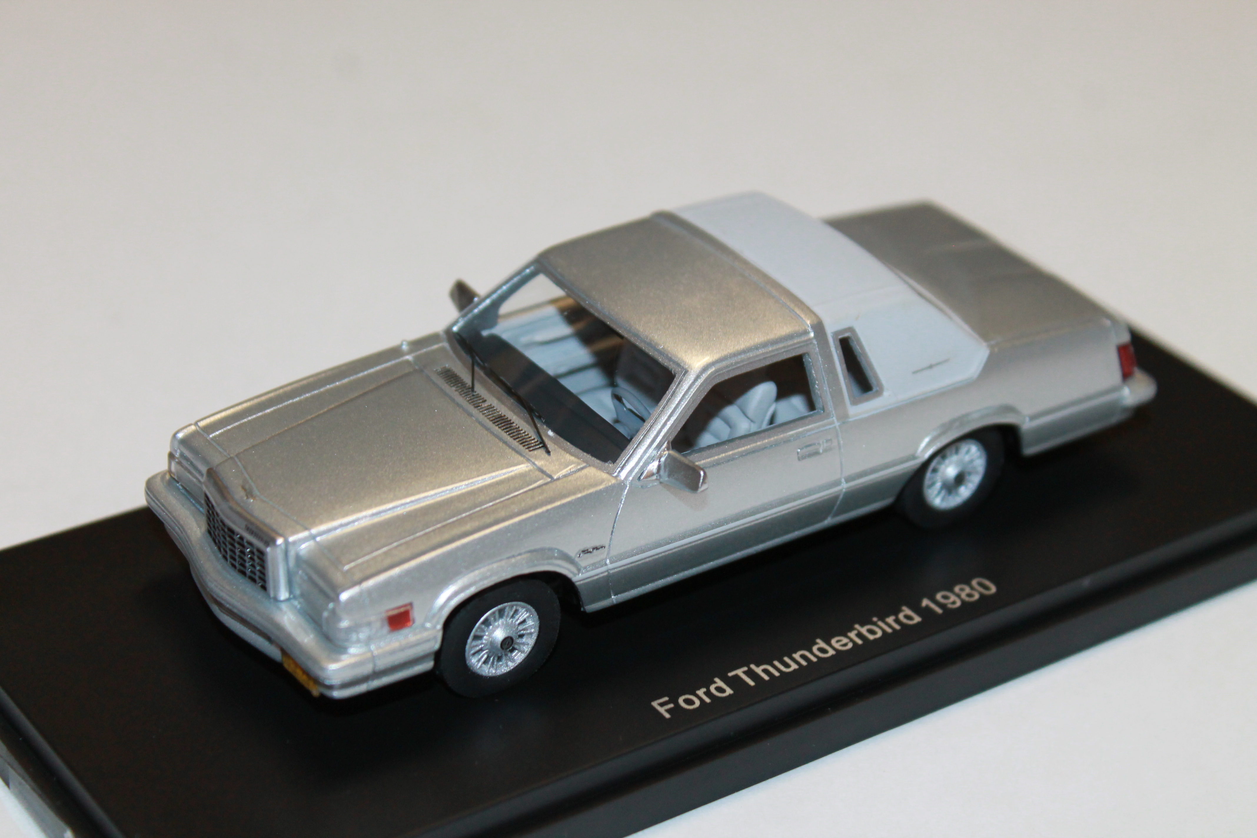 FORD THUNDERBIRD GRIS 1980 NEO 1/43°