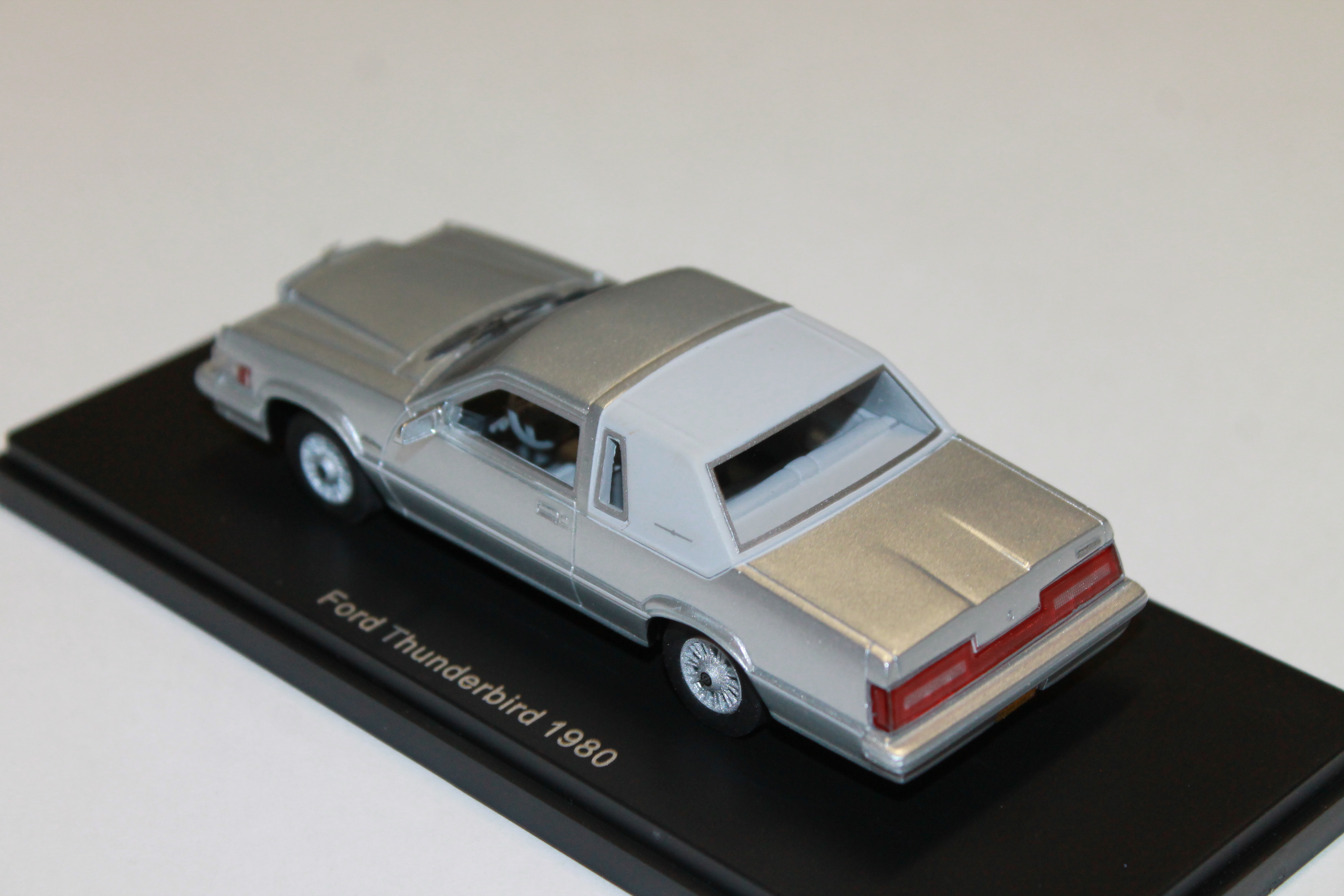 FORD THUNDERBIRD GRIS 1980 NEO 1/43°