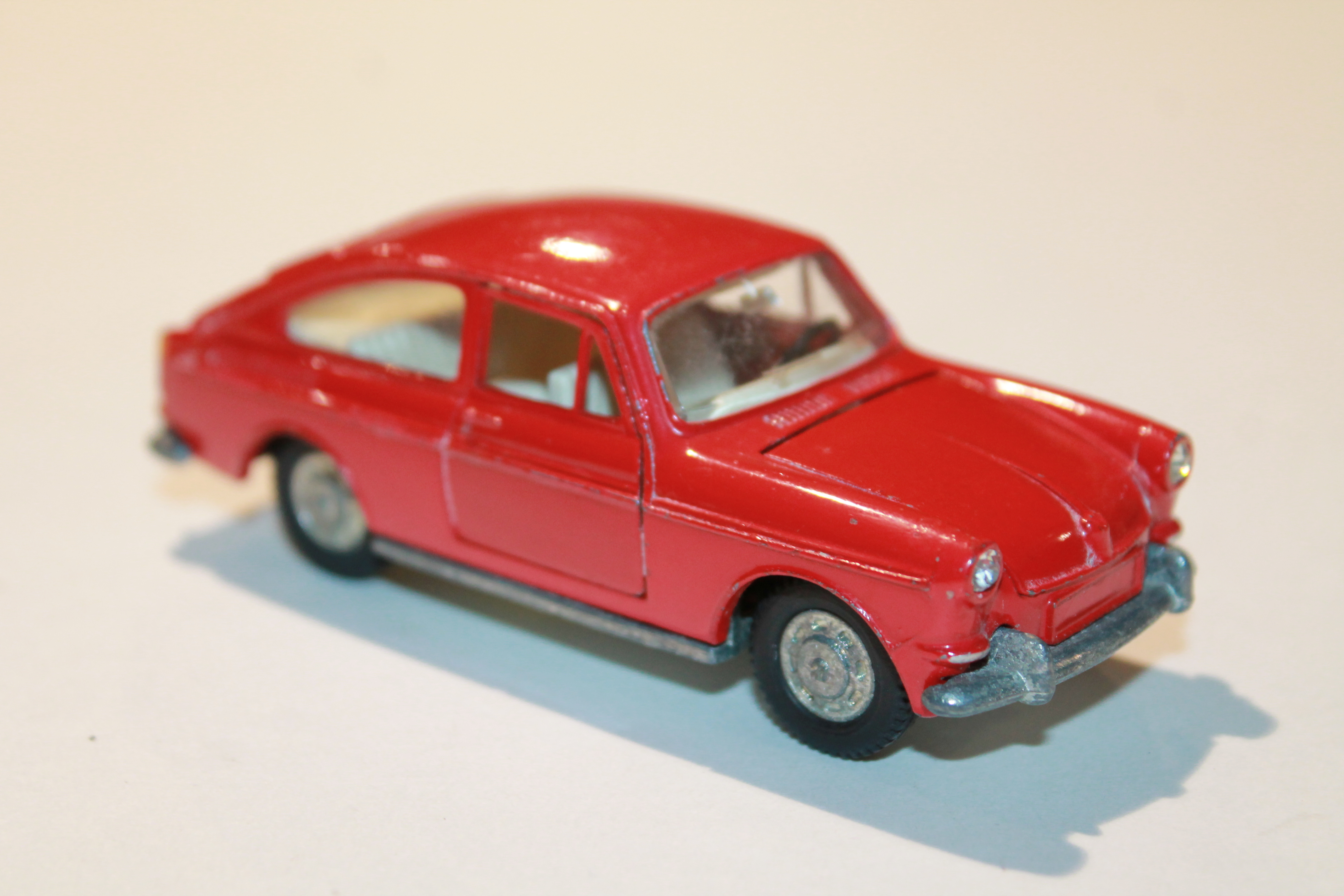 VOLKSWAGEN 1600 TL ROUGE DINKY TOYS 1/43°