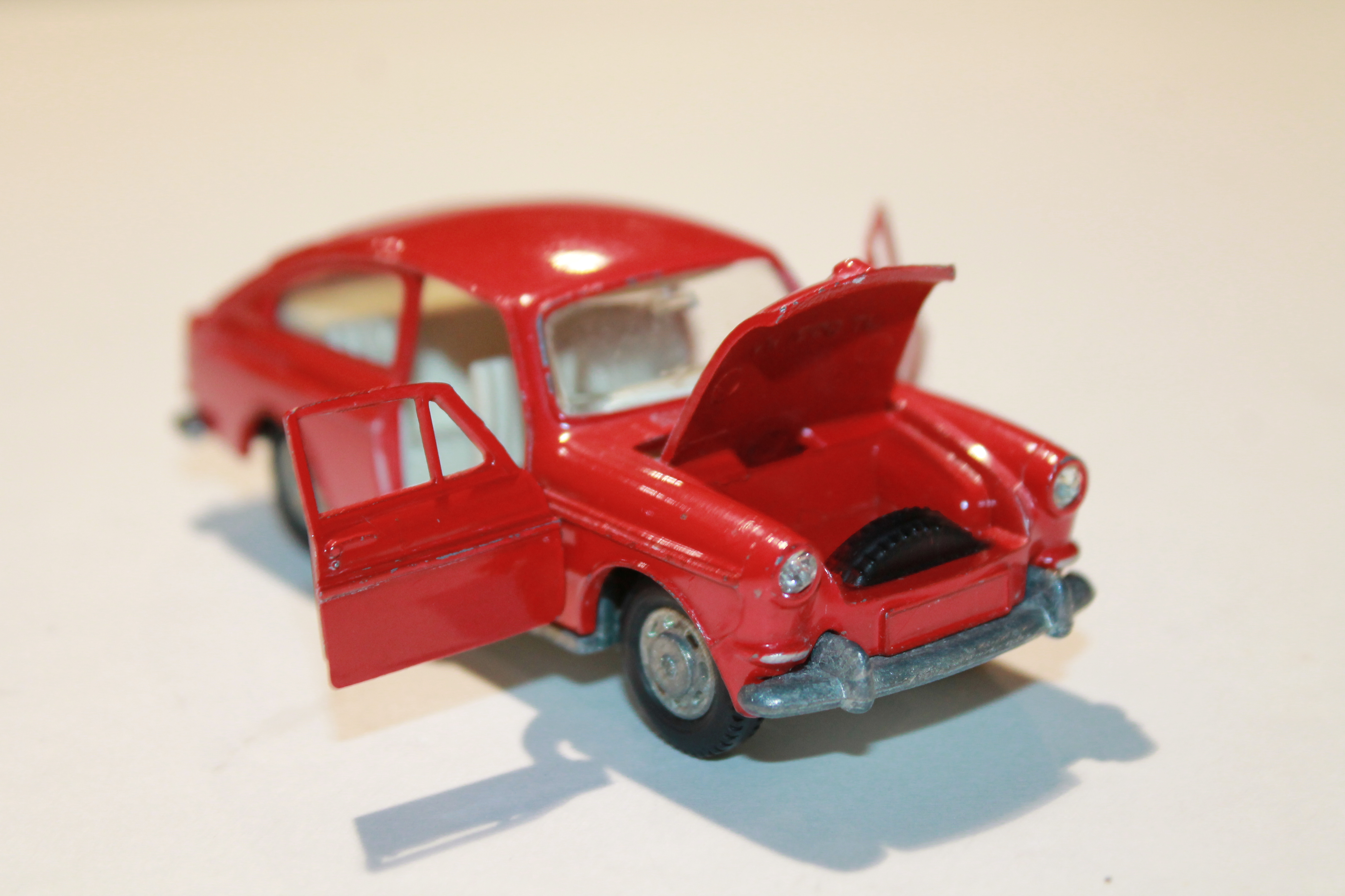 VOLKSWAGEN 1600 TL ROUGE DINKY TOYS 1/43°