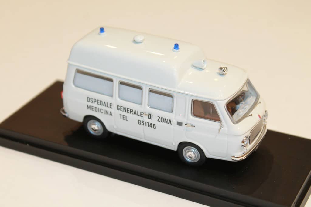 RIO-MODELS 4761 FIAT - Camion Ambulance C.R.I. CROIX