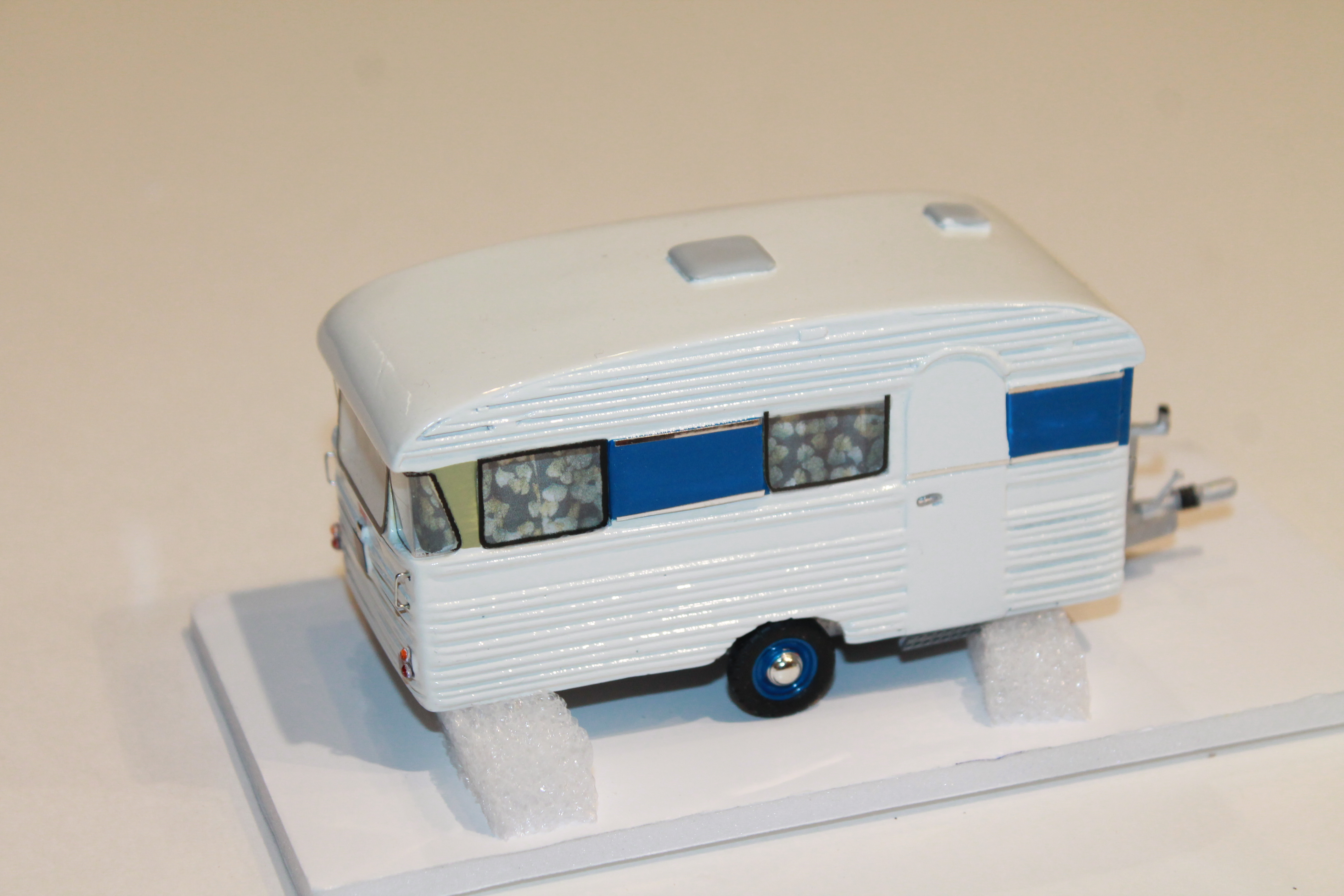 CARAVANE DES ANNEES 60, MODELE EN RESINE, EXCLUSIVITE MINIATURES LYON