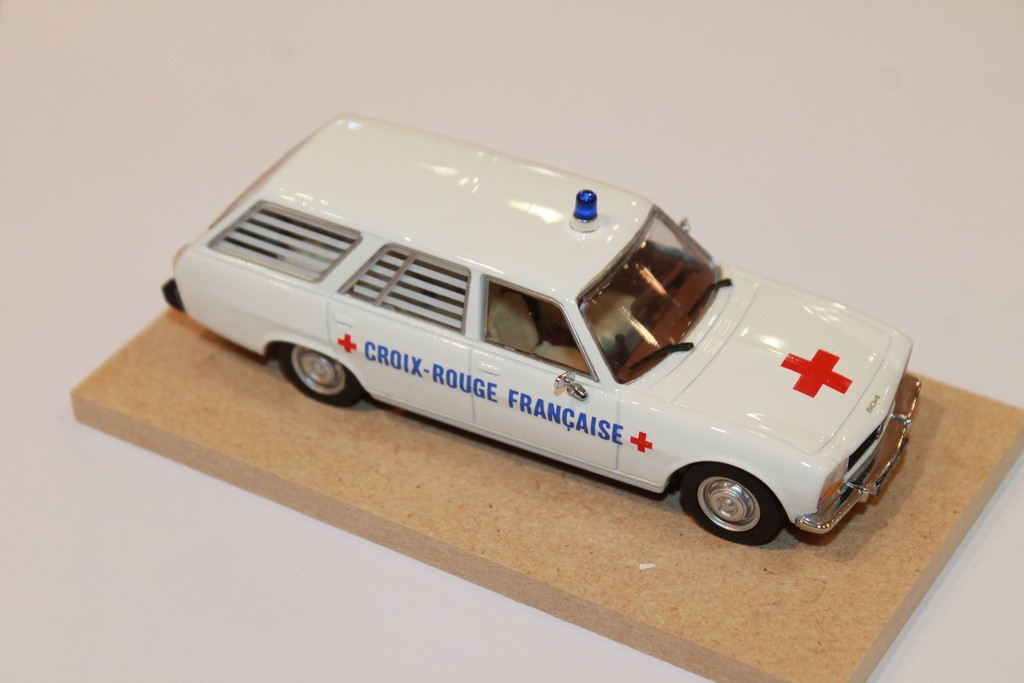 PEUGEOT 504 BREAK AMBULANCE LABEL 1/43°