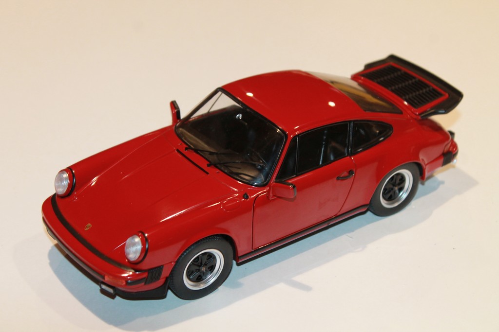PORSCHE 911 CARRERA 3.2 1984 ROUGE SOLIDO 1/18