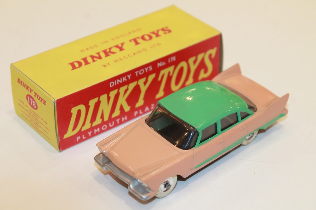 PLYMOUTH PLAZA DINKY TOYS 1/43°