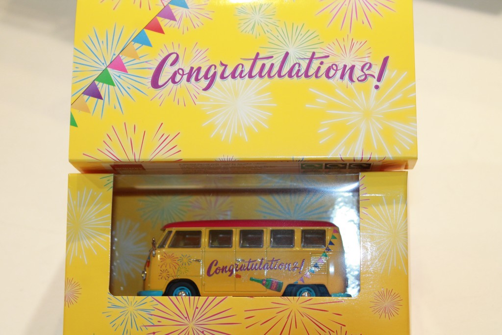 VOLKSWAGEN CAMPERVAN "CONGRATULATIONS" CORGI 1/43°