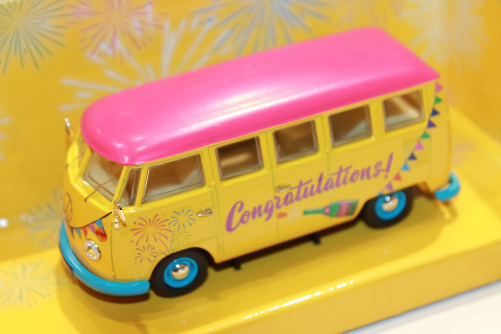 VOLKSWAGEN CAMPERVAN "CONGRATULATIONS" CORGI 1/43°