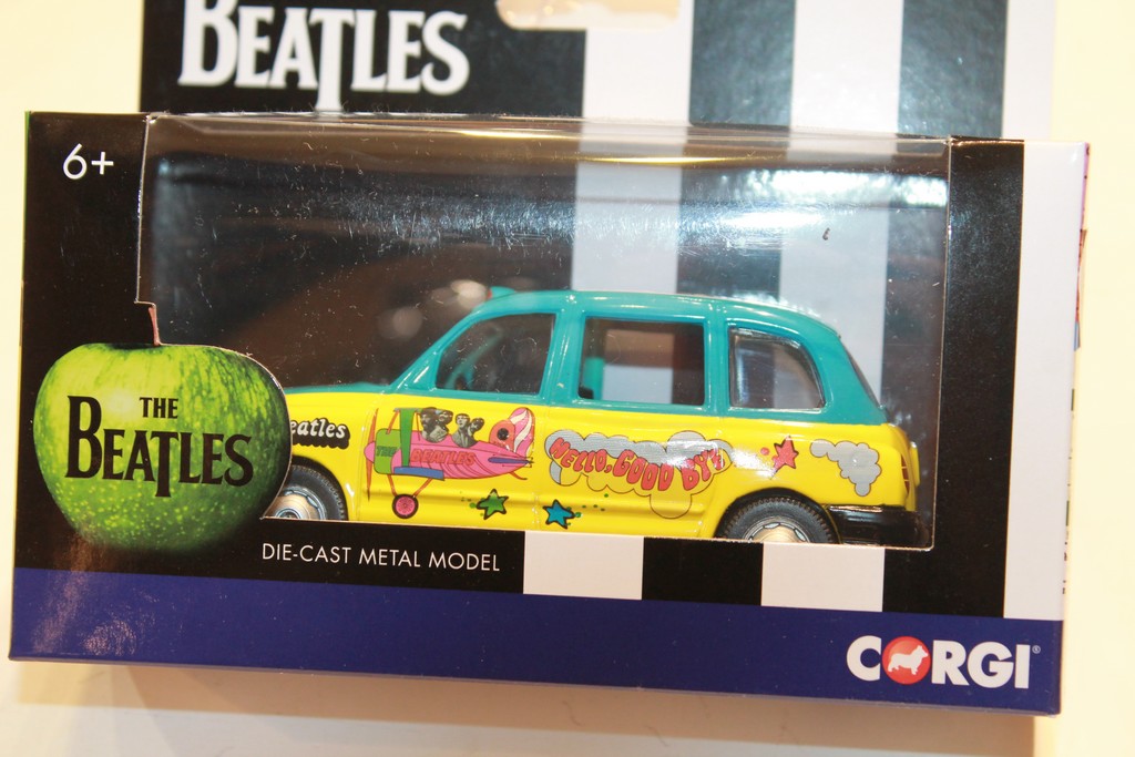 LONDON TAXI THE BEATLES HELLO, GOODBYE CORGI 1/36°