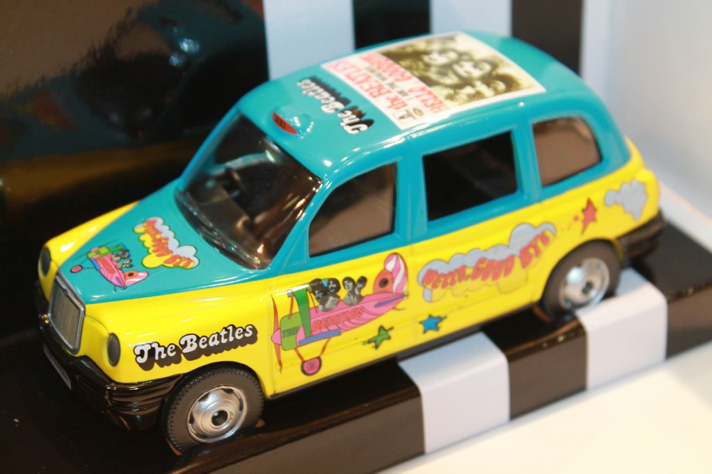 LONDON TAXI THE BEATLES HELLO, GOODBYE CORGI 1/36°