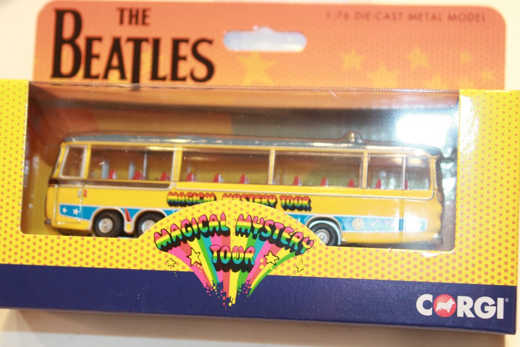 BUS THE BEATLES MAGICAL MYSTERY TOUR BUS CORGI 1/76°