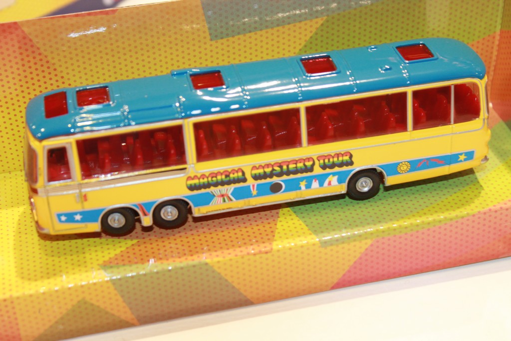 BUS THE BEATLES MAGICAL MYSTERY TOUR BUS CORGI 1/76°