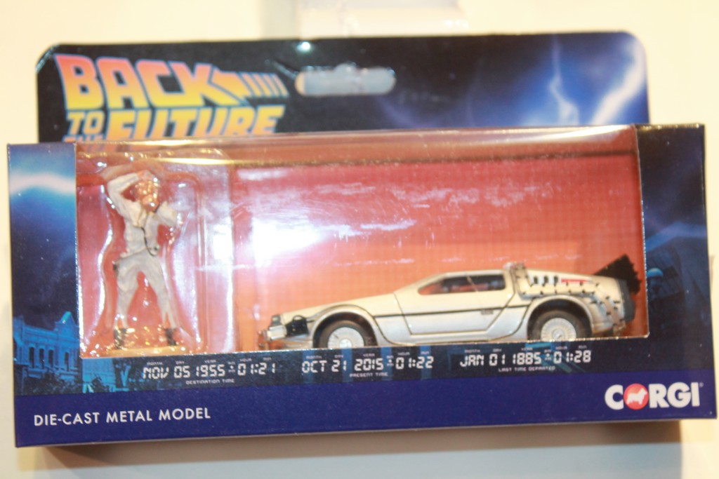 DELOREAN BACK TO THE FUTURE & DOC BROWN FIGURINE CORGI 1/36°